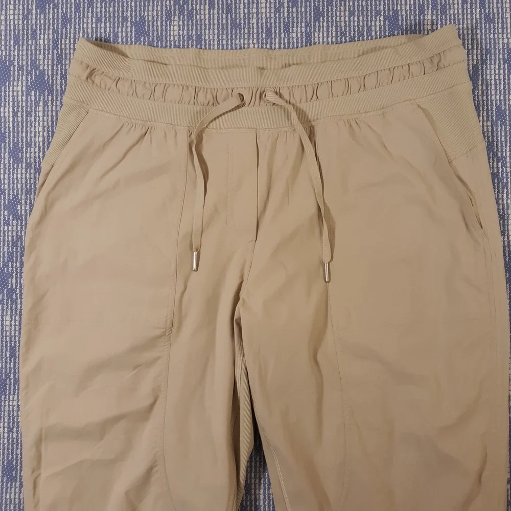 Lululemon Dance Studio Joggers Crop Pants Womens Size 14 Tan High Rise LW6CLWS
